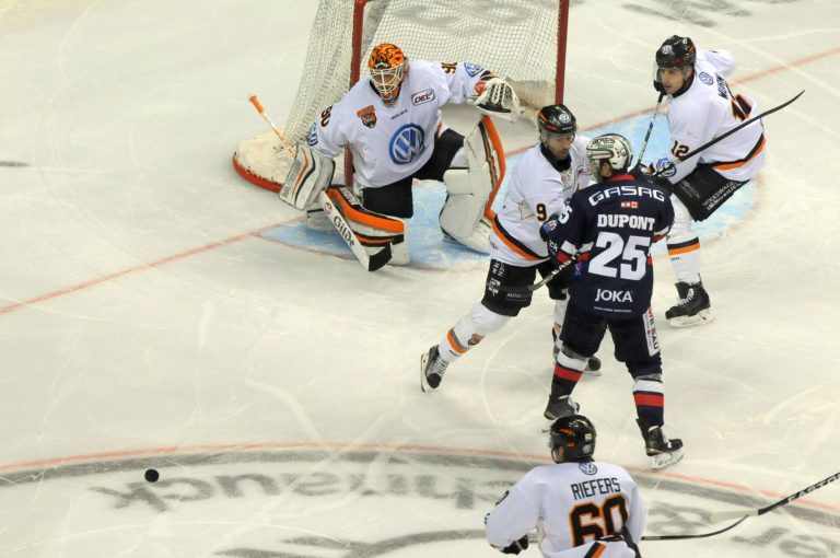 Berliner Eisbären mit einer 2:3-Niederlage nach Verlängerung gegen Wolfsburg und einem 3:0-Sieg in Düsseldorf