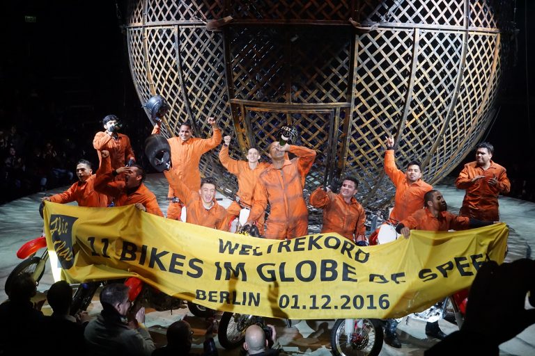 Weltrekordfahrt in Berlin – Elf Männer mit Motorrädern in einer Stahlgitter-Kugel