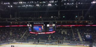 Ustorf-Ehrung, Hooligan-Rufe, Hohngeschrei und Spottgesang – Das alles und noch viel mehr beim Rekordmeister – Berliner Eisbären verlieren zwei Punkte gegen Pinguine aus Krefeld und viel Kredit beim eigenen Anhang