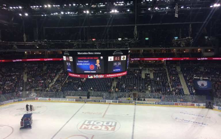 Ustorf-Ehrung, Hooligan-Rufe, Hohngeschrei und Spottgesang – Das alles und noch viel mehr beim Rekordmeister – Berliner Eisbären verlieren zwei Punkte gegen Pinguine aus Krefeld und viel Kredit beim eigenen Anhang
