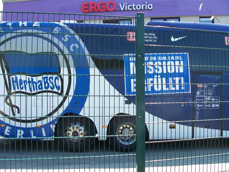 Tante Hertha hinkt in Berlin und in der BRD hinterher oder Die Untoten aus dem Berliner Westend