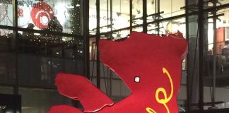 Hunde und Humor, Publikum und Politik – Die Eröffnungsfeier der 68. Berlinale Der Bär der Berlinale in Berlin.