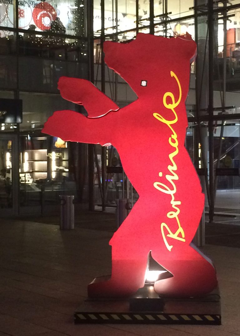 Der Bär der Berlinale in Berlin.
