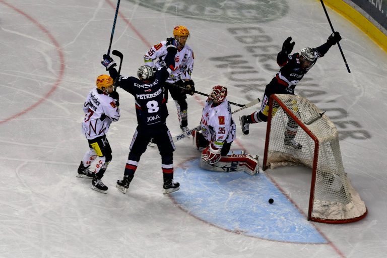 Beim 4:1-Heimsieg über Liga-Neuling Bremerhaven fallen die ersten Tore der frischen Eisbären Aubry und Linglet