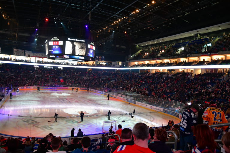 Fotoreportage: Punktspiel zwischen Berliner Eisbären und Iserlohn Roosters