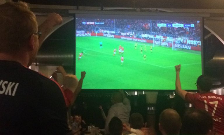 Der Fußball-Club Bayern bezwingt den Arsenal Football Club im Achtelfinal-Hinspiel der Champions League glorreich mit 5:1