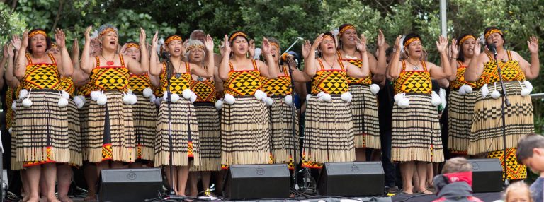 Maori-Gesänge auf der Berlinale – Dalvanius Prime, ein massiger Maori mit kräftig-weicher Stimme und die Sänger des Patea Maori Club in dem Dokumentalfilm „Poi E: The Story of Our Song“