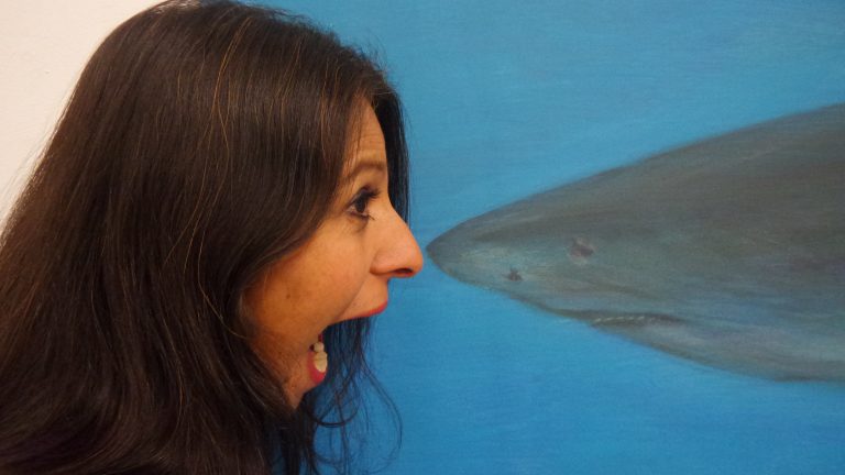 Haie mit Totenschädeln – Rosaana Velasco feiert mit erster Einzelausstellung Finissage