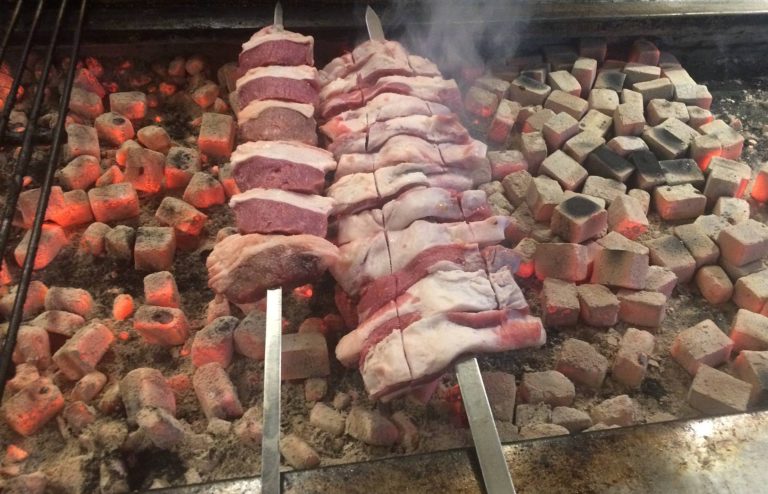 „Mit Liebe gegrillt und verzehrt“ – Bei Cevat Akpolat im Adana Grillhaus in Berlin-Kreuzberg