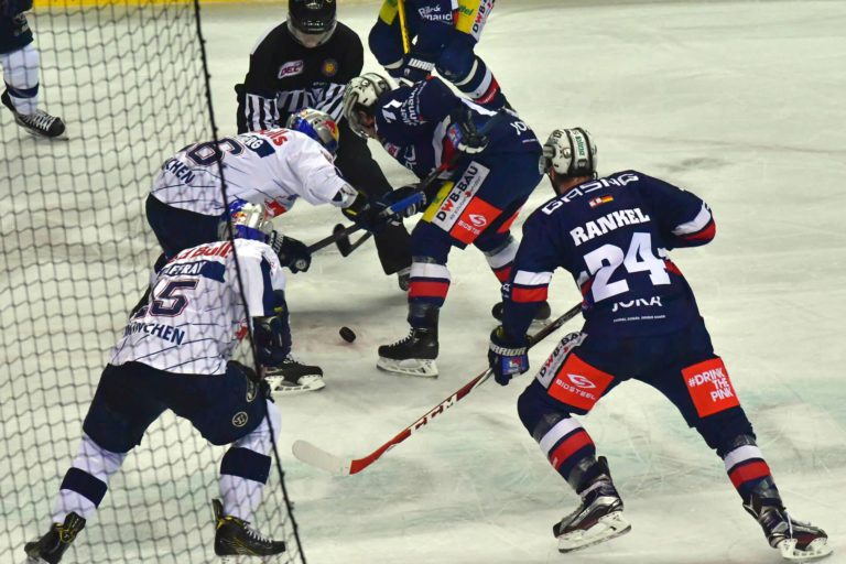 Fotoreportage: Berliner Eisbären gegen Rote Bullen aus München