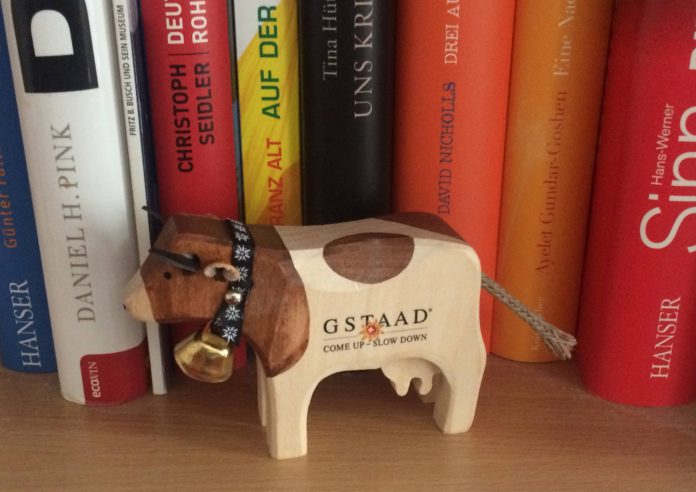 Eine "Gstaad-come-up-slow-down"-Kuh in einem Berliner Bücherregal. © Münzenberg Medien, Foto / BU: Stefan Pribnow, Ort und Datum der Aufnahme: Berlin, 22.2.2017