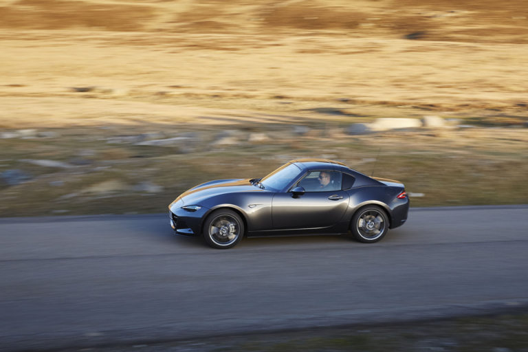 Über dem MX-5 RF thront ein festes Dach – Mazda hatte fürs Design des Coupés ein goldenes Händchen