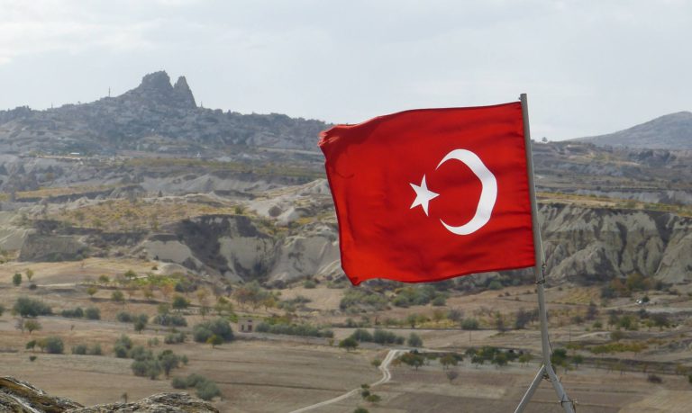 Mit der Tendenz zum Totalitarismus – Die Türkei unter dem theokratisch-autoritären AKP-Regime und einem sultanisch erscheinenden Erdogan