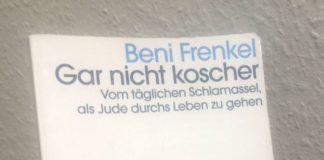 „Ein jüdisches Buch!“ – Beni Frenkel berichtet in „Gar nicht koscher“ mit Humor von einer Heldentat oder „vom täglichen Schlamassel, als Jude durchs Leben zu gehen“