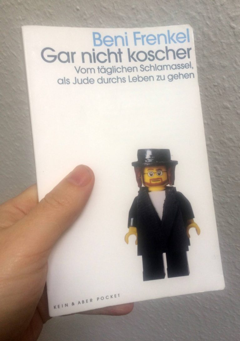 „Ein jüdisches Buch!“ – Beni Frenkel berichtet in „Gar nicht koscher“ mit Humor von einer Heldentat oder „vom täglichen Schlamassel, als Jude durchs Leben zu gehen“