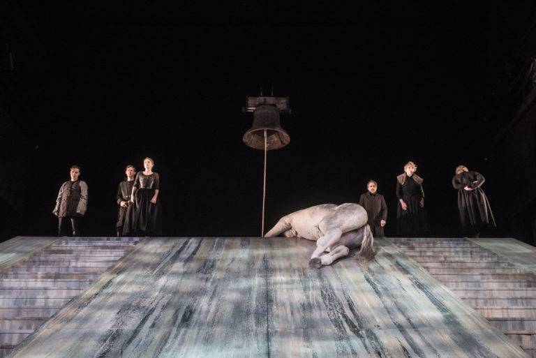 Inszenierung schmerzlich vermisst – Lesung „Der Schimmelreiter“ beim Theatertreffen