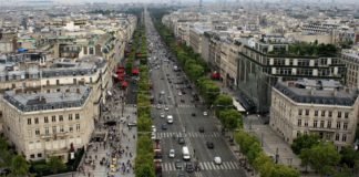 In Paris sollen die Panzer rollen – Präsident Macron will es so richtig krachen lassen und Kriegstreiber Foch feiern Paris: Champs-Élysées.
