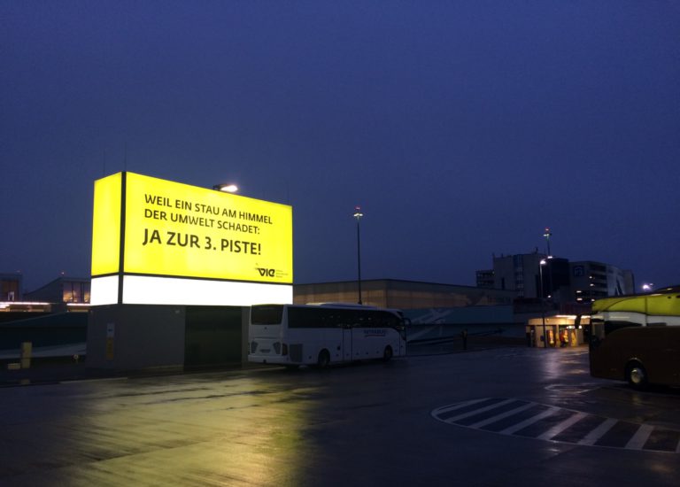 Propanda am Flughafen in Wien-Schwechat.