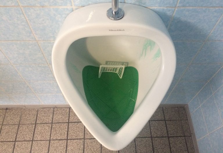 Ein Urinal in Forchheim im Mai 2017.