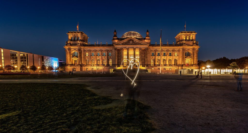 Wie kommen die Löcher in den Käse? Der Reichstag oder