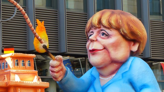 Angela Merkel als Pappkameradin im Karneval.