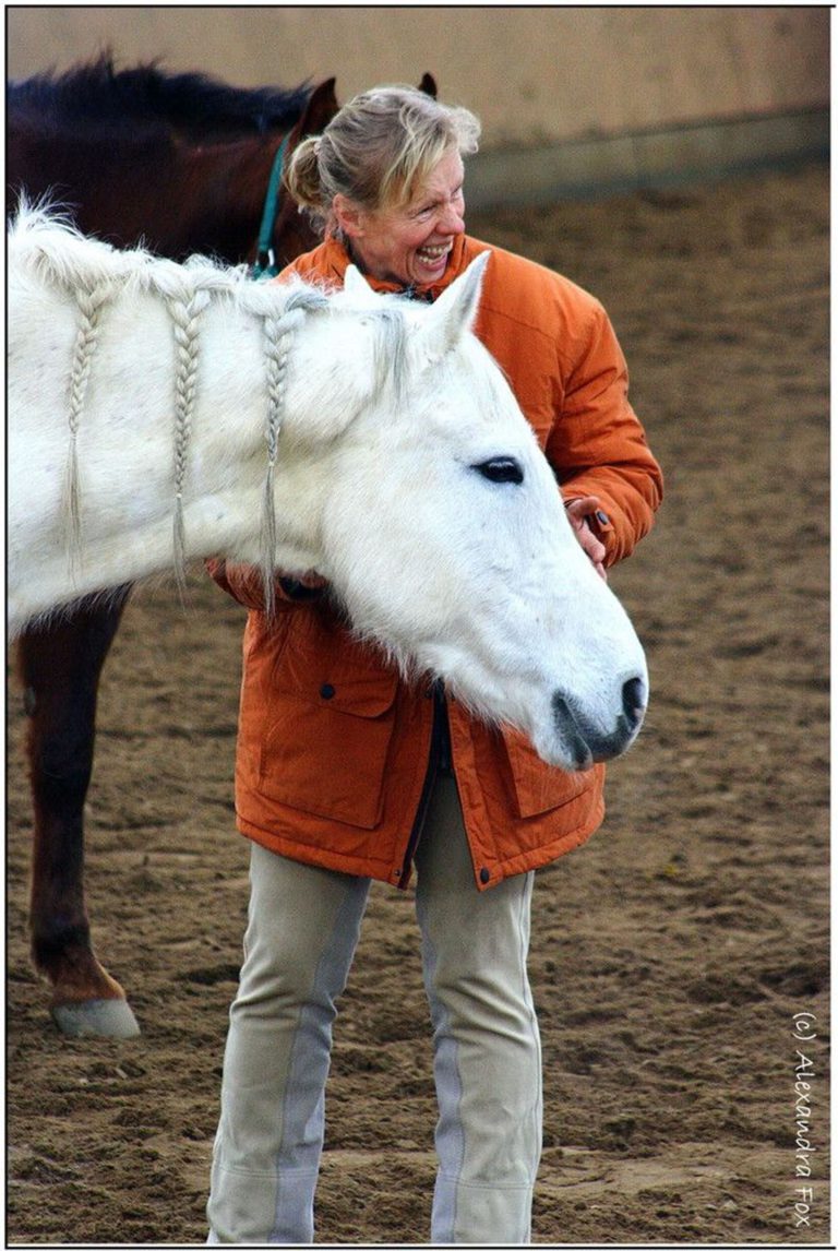 „Tierquälerei in den Landgestüten“ – Die Journalistin und Pferdepsychologin Karola Bady im Weltexpress-Exklusivinterview