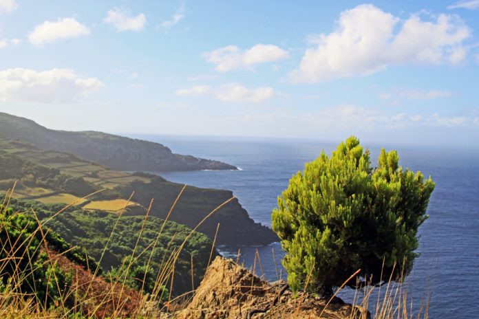 Mitten im Atlantik: die Azoren und die Insel Terceira.