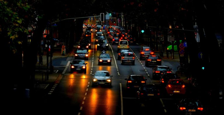 Autos sind in der Stadt.