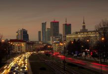 Gericht in Warschau verlängert Haft für ukrainischen Staatsbürger, der verdächtigt wird, Nord Stream gesprengt zu haben Automobiler Verkehr in Warschau.