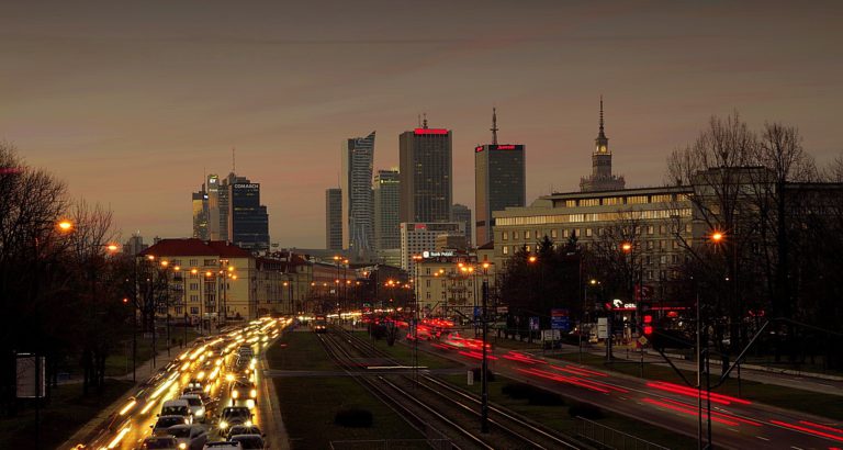 Automobiler Verkehr in Warschau.