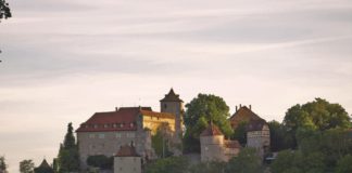 Lebensabend im Burgschatten – Rings um das ostfränkische Schloss Stetten dient ein ganzes Dorf als Altersresidenz Schloss Stetten