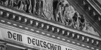 Bundestag zwischen Volkskammer und Krolloper – Merkel zerreißt den deutschen Gesellschaftsvertrag DEM DEUTSCHEN VOLKE