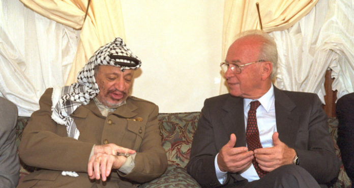 Jassir Arafat und Jitzchak Rabin.
