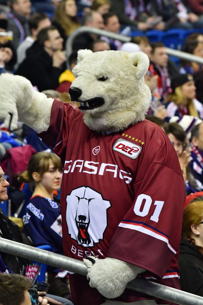 Eisbären Berlin versus Krefeld Pinguine.