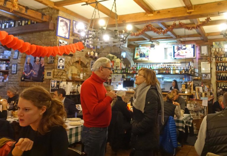 Pino Bianco in der Trattoria à Muntagnola in Berlin-Schöneberg.