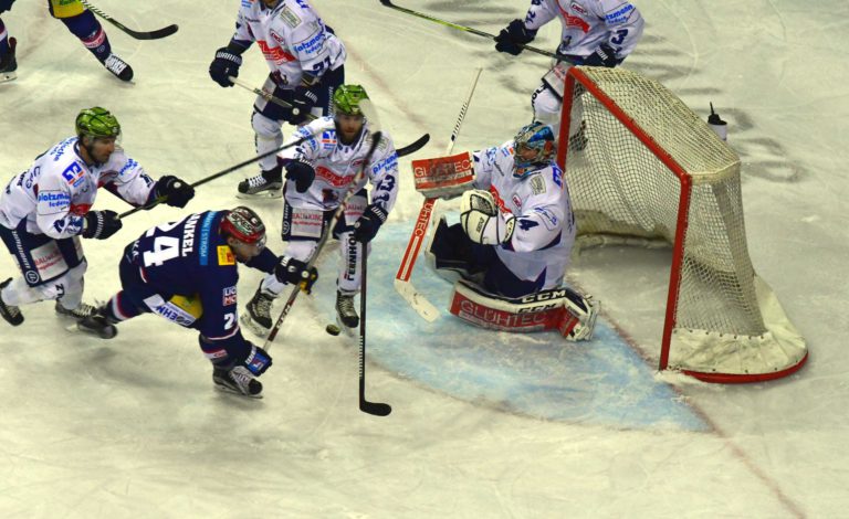 Berliner Eisbären versus Iserlohn Roosters.
