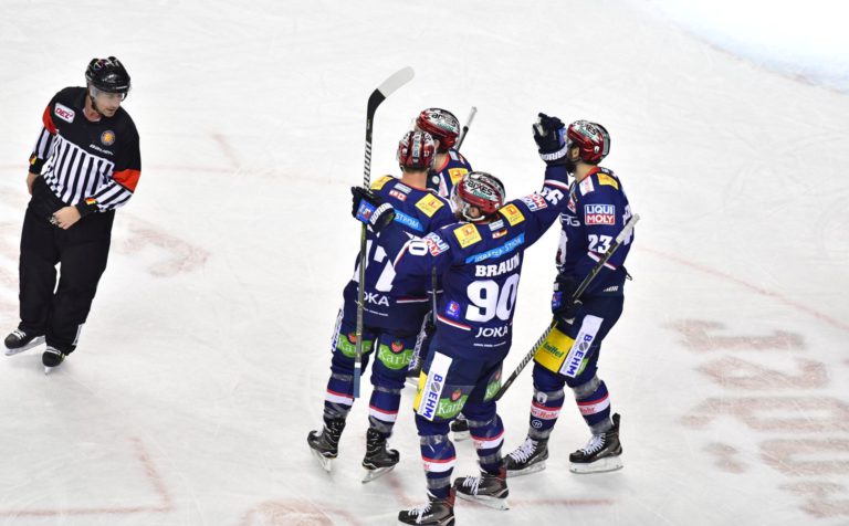 Berliner Eisbären versus Iserlohn Roosters.