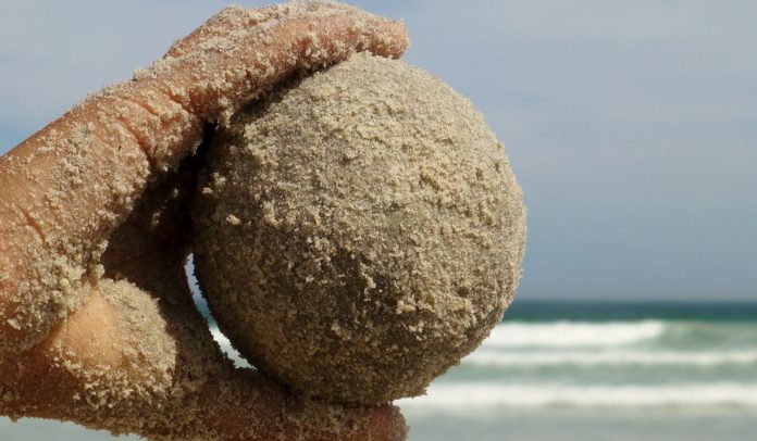 Handball aus Sand.