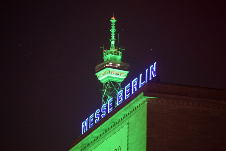 Grün angestrahlter Fernsehturm zur Grünen Woche in Berlin.