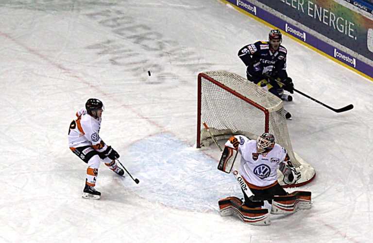 Eisbären Berlin versus Grizzlys Wolfsburg.