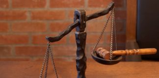 Wer sich als Spritzling aus einem Zaubertranktopf mit experimentellem Scheibenkleister spritzen läßt, der ist selber schuld – Kapitalisten der Astrazeneca PLC verweigern Schadenersatz bei Spritzenschaden