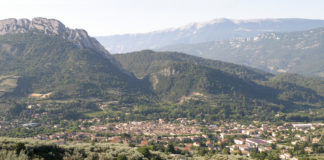 Die Kleinstadt Buis-les-Baronnies im Ortsverband Drôme provençale und das Gîte du Saint Julien Blick auf Buis-les-Baronnies.