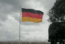 Nach 35 Jahren „Einheit“ – Großdeutschland auf Kriegskurs Bundesflagge.