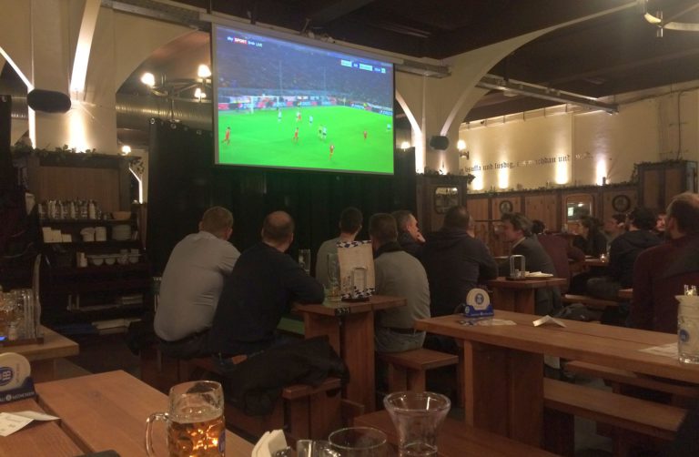 Bier und Bayern im Hofbräu Berlin.