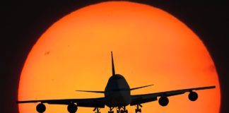 Militante Humanisten protestieren gegen Abschiebeflug Flieger, grüß` mir die Sonne.