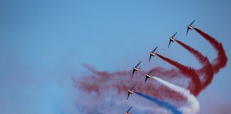 Statt Front National jetzt Front Européenne aus Frankreich? Die Farben Frankreichs am Himmel.