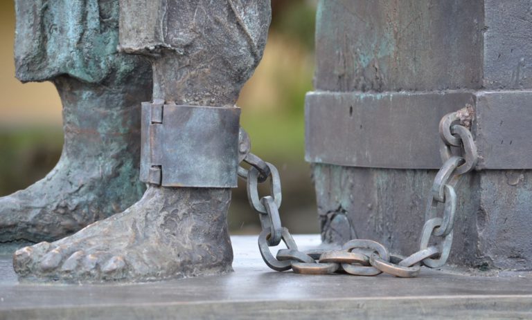 Gefangener in Ketten.