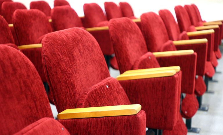 Stühle in einem Kino.