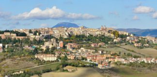 Macerata und die mörderische Jagd auf Migranten Macerata in Italien.