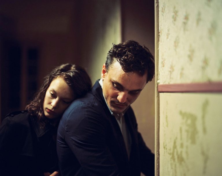 Paula Beer und Franz Rogowski im Film "Transit" von Christian Petzold.